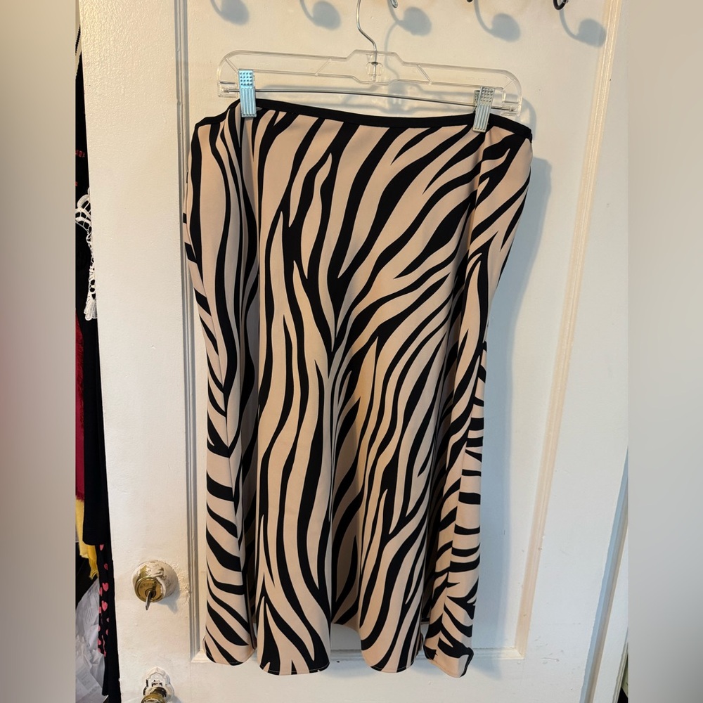 Ann Taylor Black and Cream Patterned Skirt